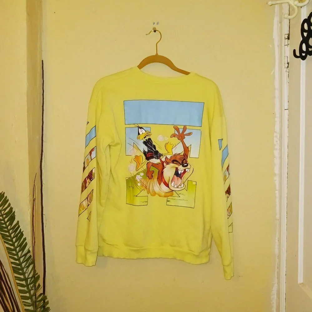 Daffy and Taz womens yellow pullover long sleeve graphic sweatshirt size…